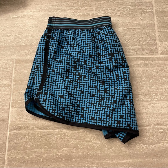 Under Armor Athletic Shorts - Picture 4 of 4